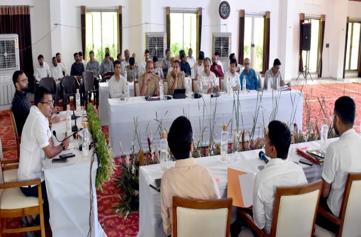 આણંદમાં જિલ્લા કલેક્ટર પ્રવીણ ચૌધરીની અધ્યક્ષતામાં માર્ગ સલામતી સમિતિ બેઠક, બાકી કામગીરી તાકીદે પૂર્ણ કરવા સૂચના 3 Anand District Road Safety Committee Meeting 2026 2.jpeg