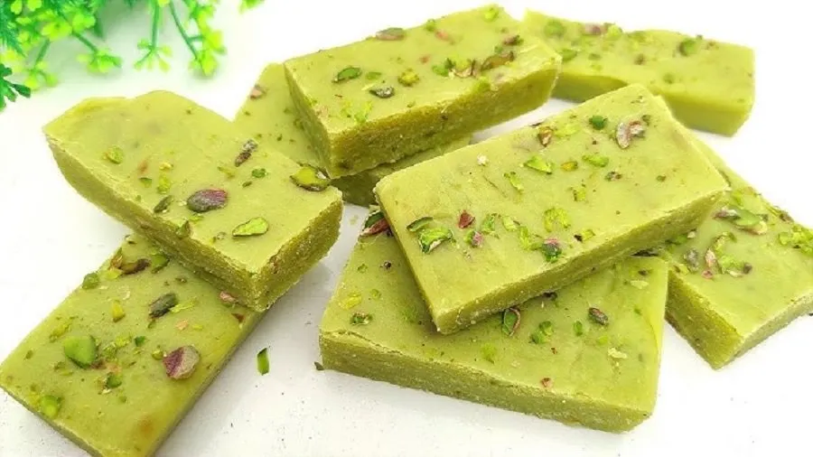 આ વખતે મહેમાનોનું મોઢું મીઠું કરાવો ઘરની બનેલી પિસ્તા બરફીથી, જાણો સરળ રેસિપી 3 Pista Burfi