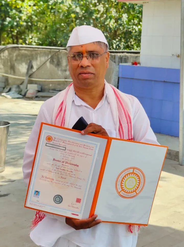 VNSGUના ૫૮મા પદવીદાન સમારોહમાં વ્યારાના ૬૦ વર્ષીય પ્રો. વસંતભાઈ ગામીતને ‘ગામીત જાતિનું લોકસાહિત્ય’ વિષય પર પી.એચ.ડી ડિગ્રી 2 Vasantbhai Gamit PhD VNSGU Convocation.png