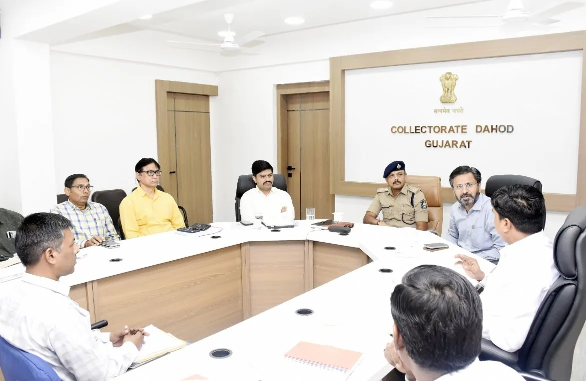 દાહોદમાં પોલીસ અધિક્ષક રવિરાજસિંહ જાડેજાની અધ્યક્ષતામાં ૫ અરજીઓના ઝડપી નિરાકરણ માટે સૂચના 3 Dahod District Swagat SP Ravirajsinh Jadeja 2026 1.jpeg