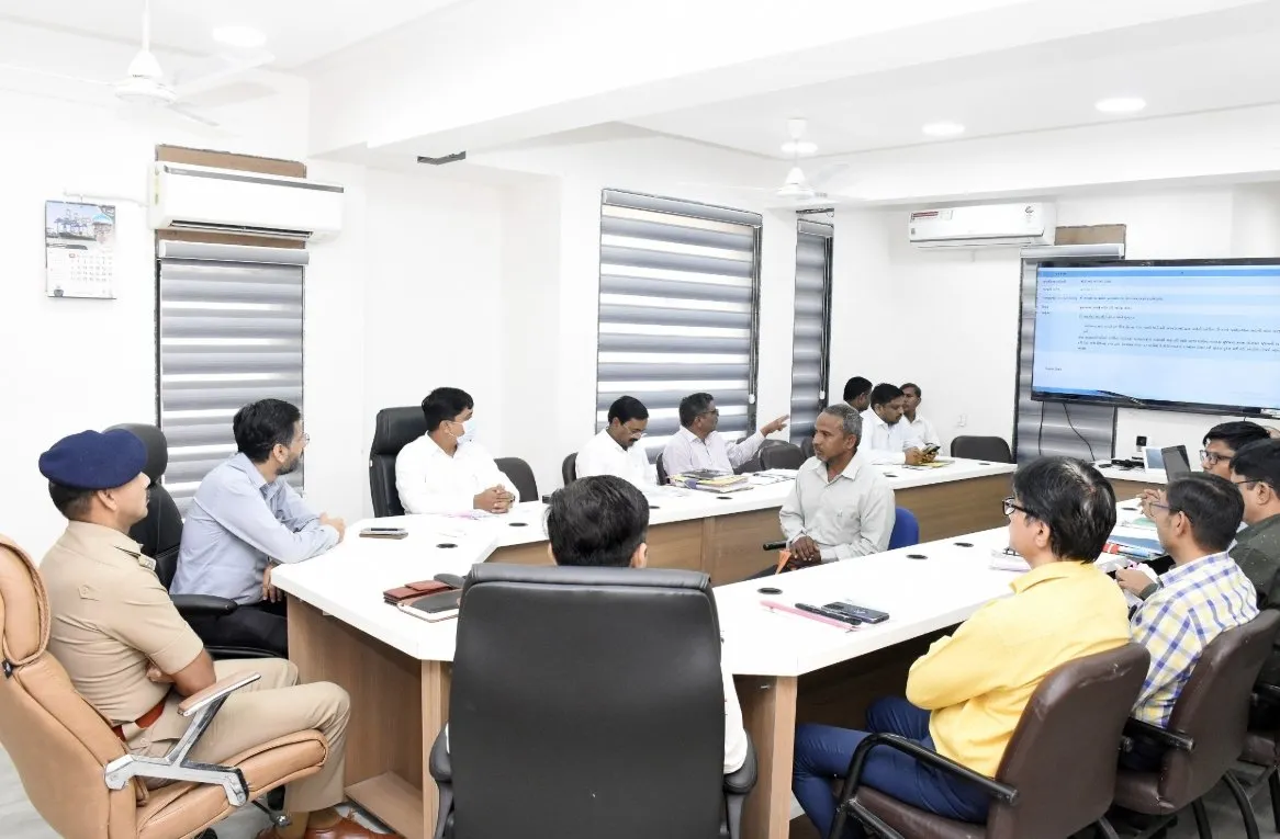 દાહોદમાં પોલીસ અધિક્ષક રવિરાજસિંહ જાડેજાની અધ્યક્ષતામાં ૫ અરજીઓના ઝડપી નિરાકરણ માટે સૂચના 2 Dahod District Swagat SP Ravirajsinh Jadeja 2026 2.jpeg