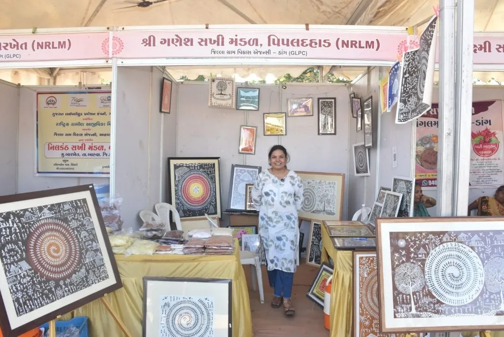 પિપલદહાડની સુરેખાબેનનો સાહસિક નિર્ણય, નોકરી છોડીને કળાથી ઉભું કર્યું સ્વરોજગારીનું મજબૂત મોડેલ 2 Dang Mission Mangalam Women Success Story 2026.jpeg