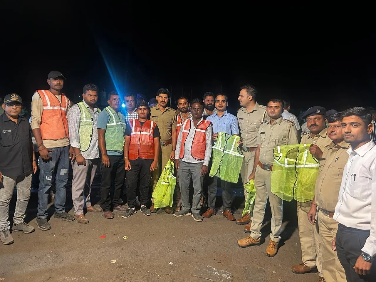 ફૂલડોલ ઉત્સવ પૂર્વે જામનગર વહીવટી તંત્રની પ્રશંસનીય પહેલ, પદયાત્રીઓ માટે રિફલેક્ટીવ જેકેટ વિતરણ કેમ્પ 2 Jamnagar Phooldol Yatra Safety Campaign 2026.png