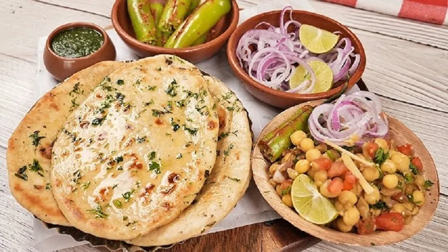 હોળી પર મહેમાનો માટે બનાવો 'લીલા વટાણાના અમૃતસરી કુલચા', રેસ્ટોરન્ટનો સ્વાદ પણ ભૂલી જશો! 3 Green peas kulcha