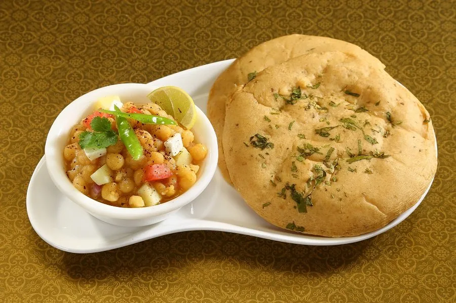 હોળી પર મહેમાનો માટે બનાવો 'લીલા વટાણાના અમૃતસરી કુલચા', રેસ્ટોરન્ટનો સ્વાદ પણ ભૂલી જશો! 2 Green peas kulcha