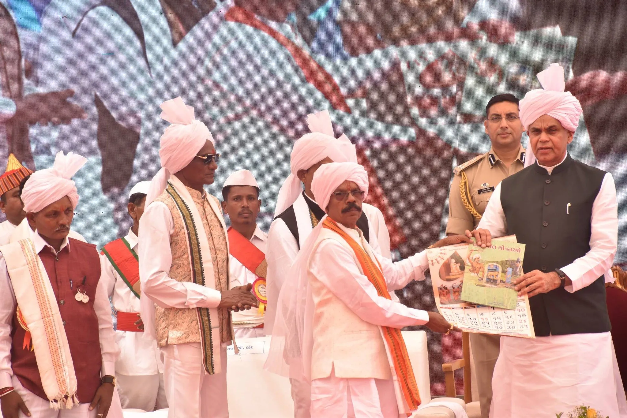 ડાંગ દરબારમાં રાજ્યપાલ આચાર્ય દેવવ્રતજીનો સંદેશ, પ્રાકૃતિક કૃષિ અને આદિવાસી ગૌરવ પર વિશેષ ભાર 3 Dang Darbar 2026 Political Pension Ceremony 1.png