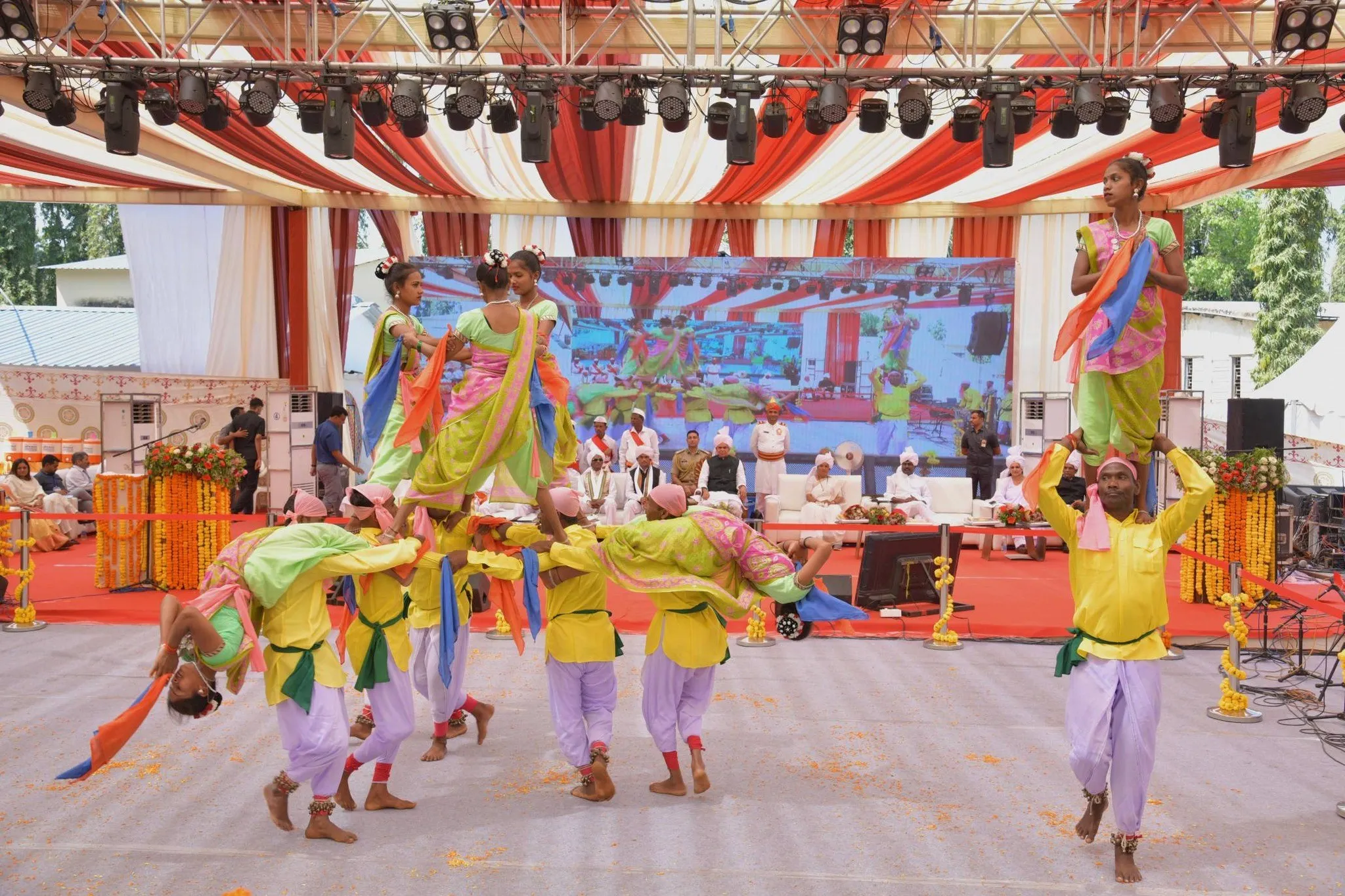 ડાંગ દરબારમાં રાજ્યપાલ આચાર્ય દેવવ્રતજીનો સંદેશ, પ્રાકૃતિક કૃષિ અને આદિવાસી ગૌરવ પર વિશેષ ભાર 2 Dang Darbar 2026 Political Pension Ceremony 2.png