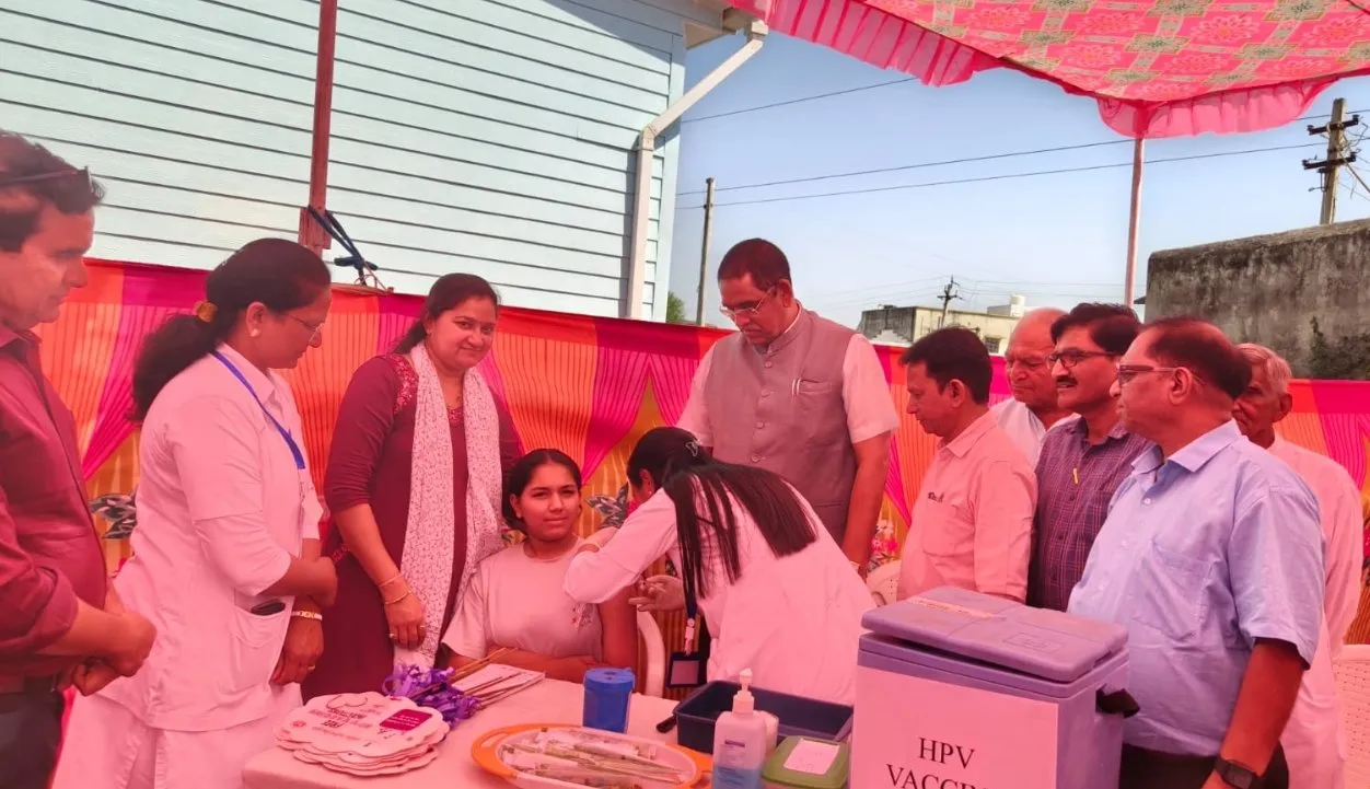 ગાંધીનગરના પુંધરા ખાતે સર્વાઇકલ કેન્સર ફ્રી ઇન્ડિયા એચપીવી રસીકરણ અભિયાનનો પ્રારંભ, ૯૯૩૦ કિશોરીઓને મળશે સુરક્ષા કવચ 2 Gandhinagar HPV Vaccination Campaign 2026 2.jpeg