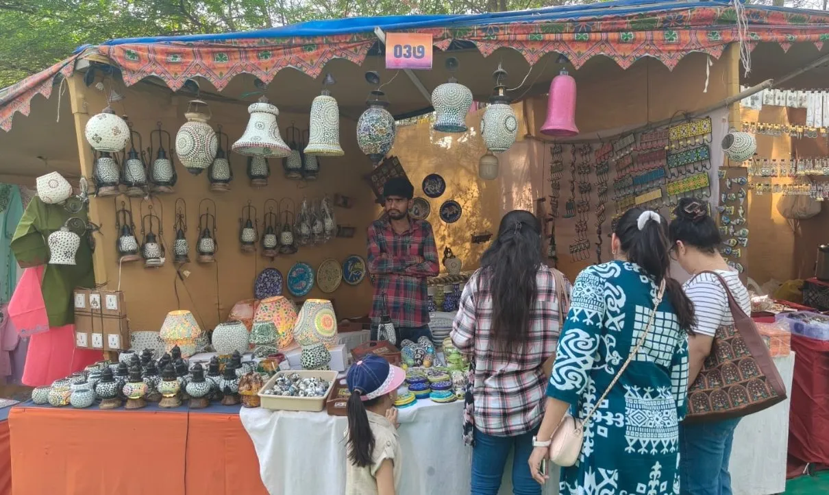 ગાંધીનગર વસંતોત્સવે જયપુરની બ્લુ પોટરીને આપ્યો અનોખો પ્રેમ, રાકેશ ગુજ્જરના સ્ટોલ પર ઉમટ્યો જનમેળો 3 Gandhinagar Vasantotsav Jaipur Blue Pottery Rakesh Gujjar 2026 1.jpeg