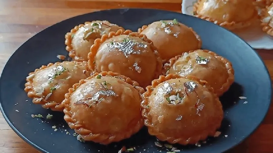 હોળી પર ઘૂઘરા ખાઈને કંટાળી ગયા છો? આ વખતે મહેમાનોનું મોઢું મીઠું કરાવો શાહી 'ચંદ્રકલા'થી 3 Chandrakala Sweet