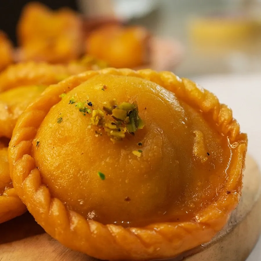 હોળી પર ઘૂઘરા ખાઈને કંટાળી ગયા છો? આ વખતે મહેમાનોનું મોઢું મીઠું કરાવો શાહી 'ચંદ્રકલા'થી 2 Chandrakala Sweet