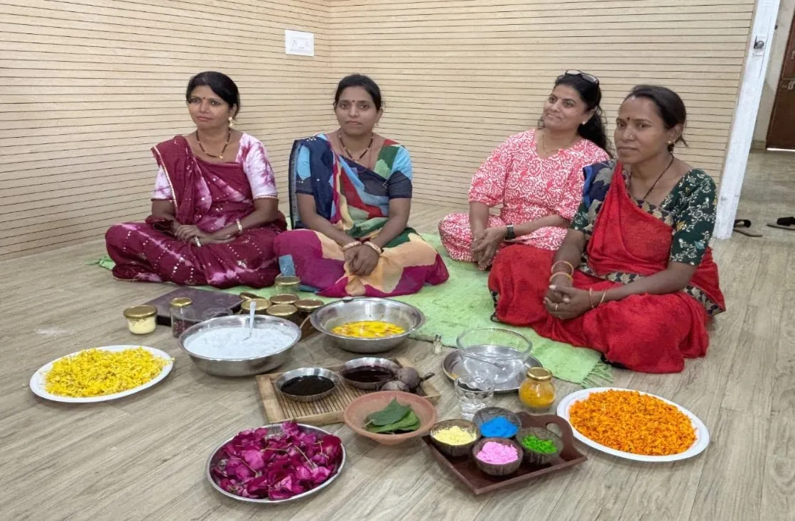 રાસાયણિક મુક્ત રંગો સાથે સ્વાસ્થ્ય અને પ્રકૃતિની સુરક્ષા, વડોદરાની મહિલાઓએ શરૂ કરી અનોખી પહેલ 2 Vadodara Natural Holi Colors Women Initiative 2026 2.jpeg