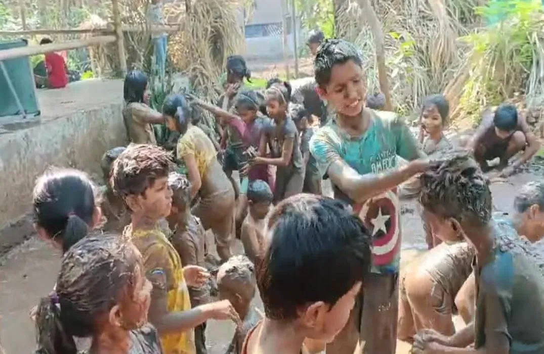 ગ્દ્યાના ગુજરાત કેમ્પસમાં પરંપરા અને વિજ્ઞાનનો સંગમ, વિદ્યાર્થીઓએ બનાવ્યા ઇકો-ફ્રેન્ડલી પ્રાકૃતિક હોળી રંગો 2 Gdhyana Gujarat Eco Friendly Holi Campus 2026.jpeg