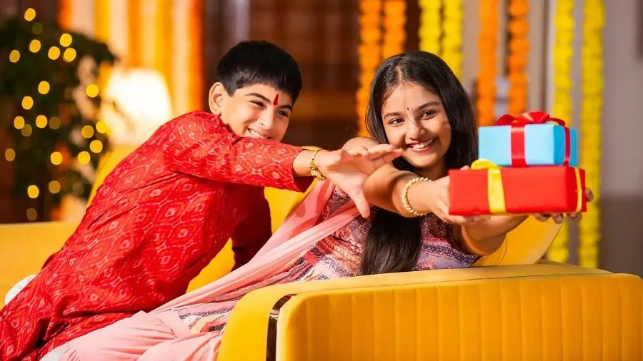 હોળી ભાઈ બીજની તારીખમાં મોટું કન્ફ્યુઝન! જાણો કયા દિવસે તિલક કરવું રહેશે શ્રેષ્ઠ 3 Holi Bhai Dooj 2026