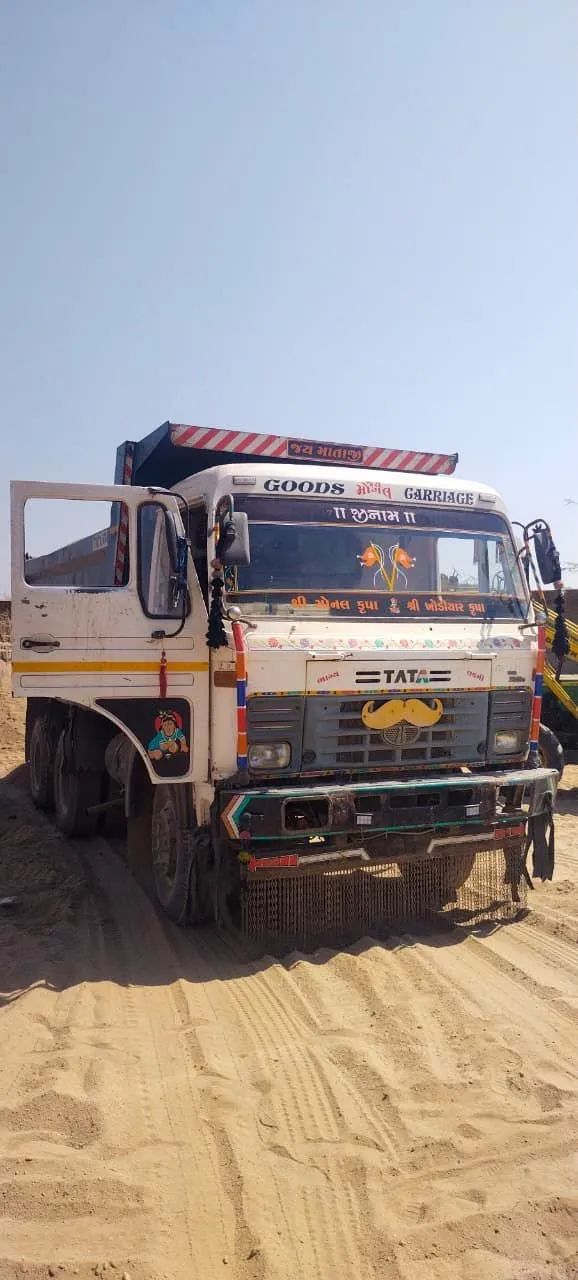 કચ્છમાં ગેરકાયદે ખનન કરતા તત્વો પર કાર્યવાહી : ફ્લાઇંગ સ્ક્વોર્ડની ટીમે ચાર વાહનોને ઝડપી લીધા 3 WhatsApp Image 2026 03 04 at 7.54.23 PM 2.jpeg