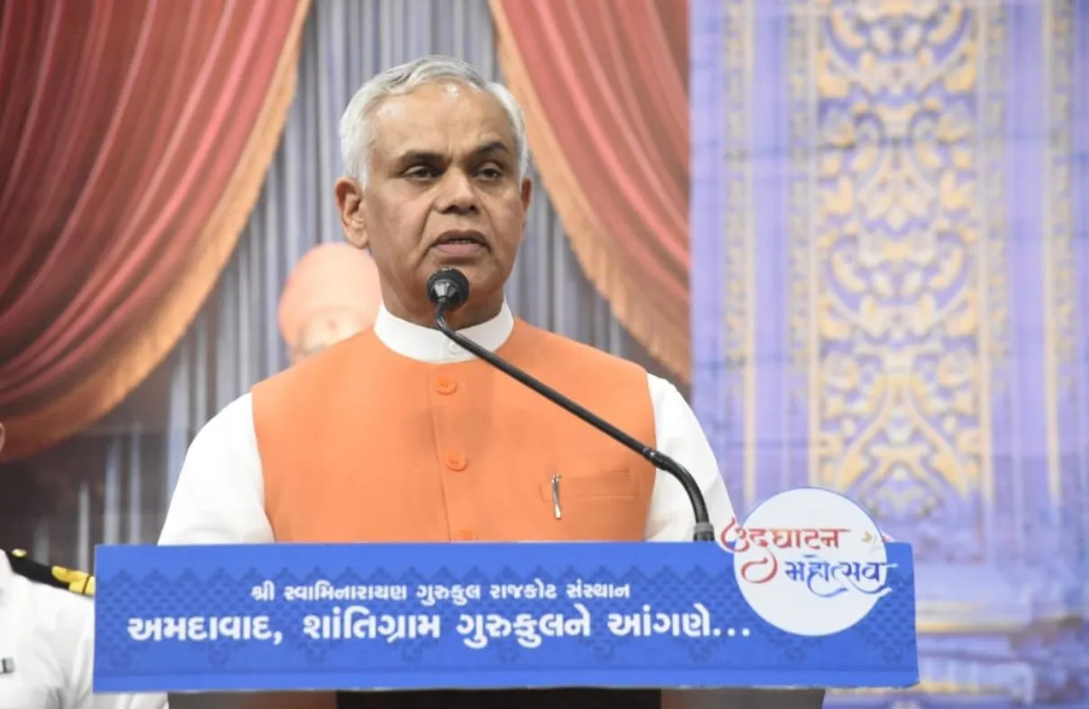 દાંતલીના સ્વામિનારાયણ ગુરુકુલમાં રાજ્યપાલ આચાર્ય દેવવ્રતજીની ઉપસ્થિતિમાં સહજાનંદમ ભવનનું ભૂમિપૂજન અને સંસ્કારમય શિક્ષણ પર ભાર 2 Dantali Swaminarayan Gurukul Acharya Devvrat Event 2.jpeg