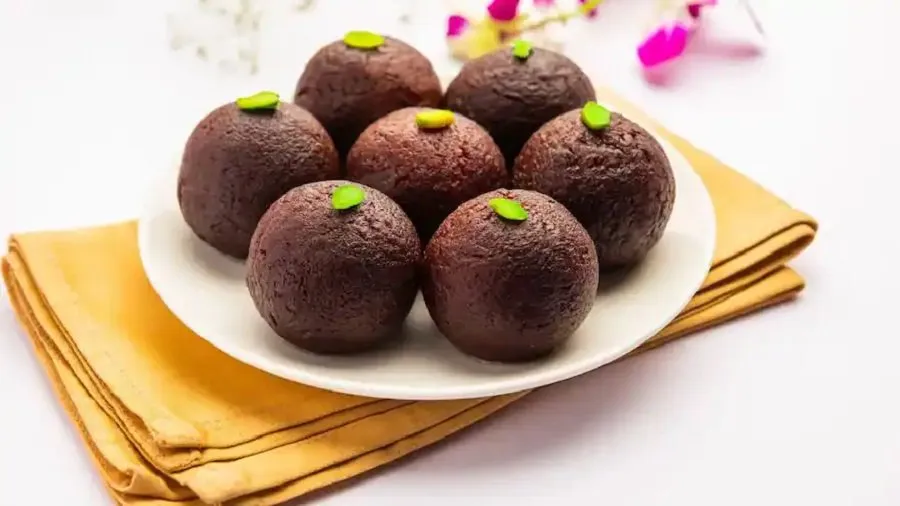 એક જ પ્રકારની મીઠાઈ ખાઈને થઈ ગયા છો બોર? ટ્રાય કરો આ ટ્રેન્ડિંગ 'ચોકલેટ ગુલાબ જાંબુ' 2 chocolate gulab jamun