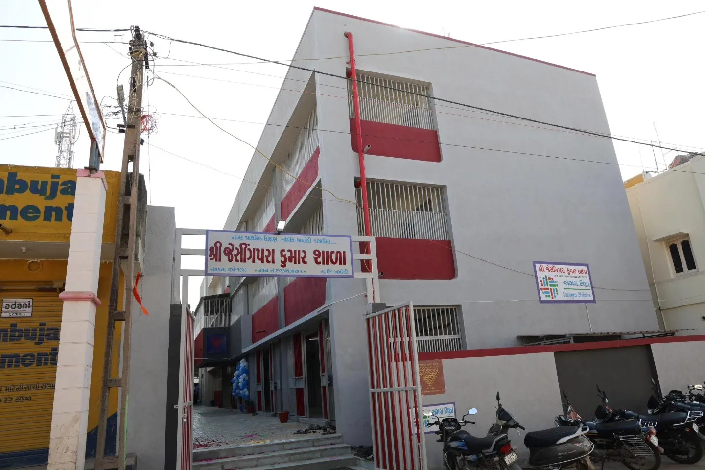 અમરેલીના જેસીંગપરા વિસ્તારમાં રૂ. ૧.૬૦ કરોડના ખર્ચે નિર્મિત આધુનિક પ્રાથમિક શાળાનું રાજ્યમંત્રી કૌશિકભાઈ વેકરિયાના હસ્તે લોકાર્પણ 2 Amreli Jesingpara Primary School Inauguration 1.png