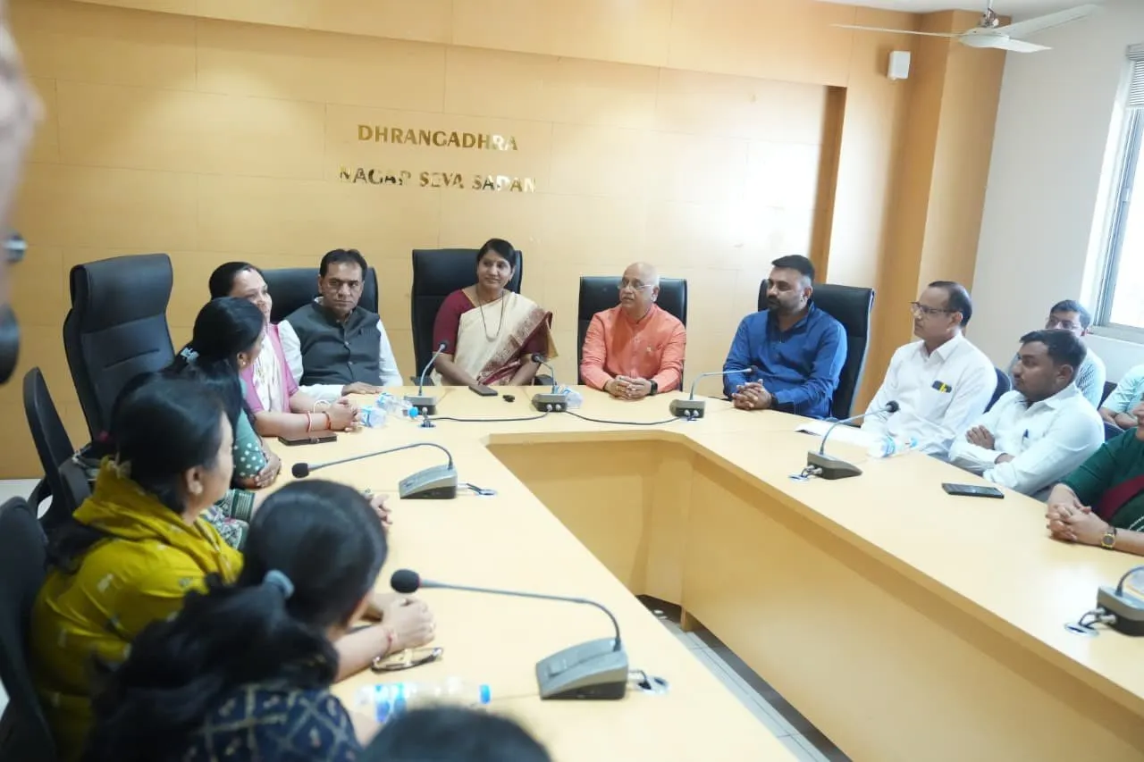 ધ્રાંગધ્રા નગરપાલિકામાં પ્રભારી મંત્રી દર્શનાબેન વાઘેલાની અધ્યક્ષતામાં વિકાસકાર્યોની સમીક્ષા બેઠક યોજાઈ 3 Dhrangadhra Development Review Meeting 1.png
