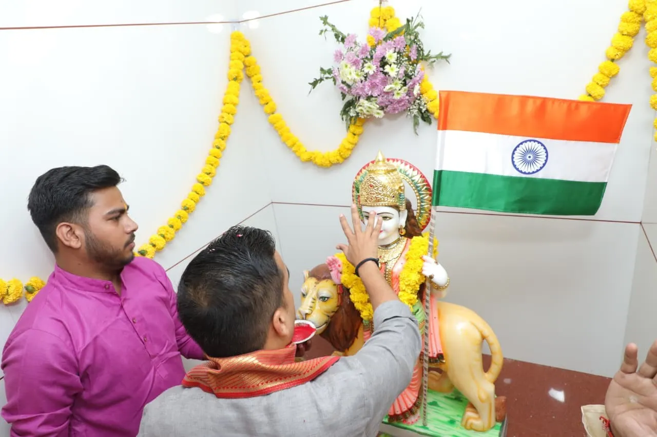 વડોદરાના નવાયાર્ડ ખાતે શ્રી રામેશ્વર મહાદેવ મંદિરમાં મૂર્તિઓની પ્રાણ પ્રતિષ્ઠા મહોત્સવ ભક્તિમય વાતાવરણમાં સંપન્ન, નાયબ મુખ્યમંત્રી હર્ષ સંઘવી વિશેષ ઉપસ્થિત રહ્યા 2 Vadodara Rameshwar Mahadev Temple Pran Pratishtha Festival 1.png