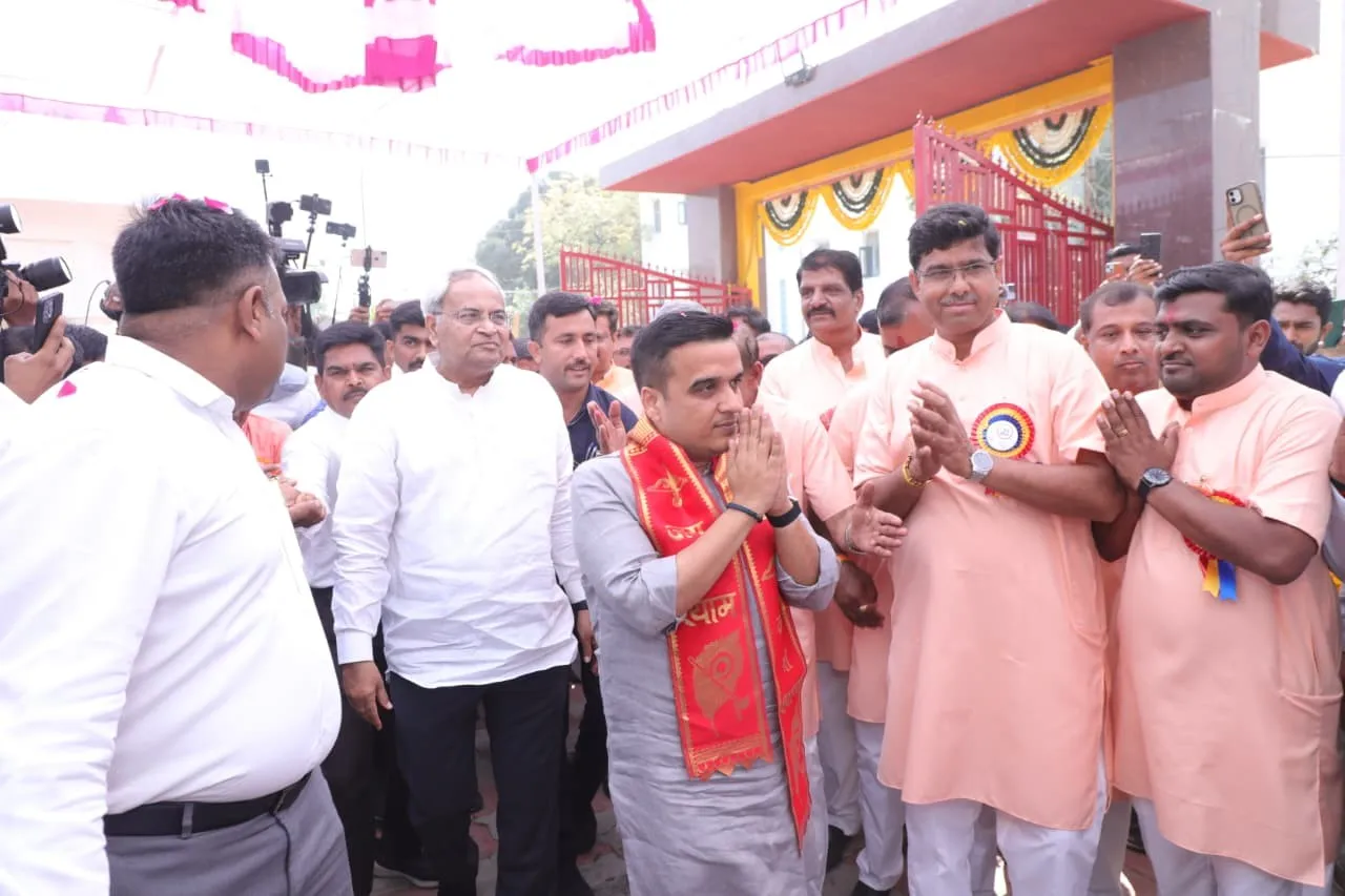 વડોદરાના નવાયાર્ડ ખાતે શ્રી રામેશ્વર મહાદેવ મંદિરમાં મૂર્તિઓની પ્રાણ પ્રતિષ્ઠા મહોત્સવ ભક્તિમય વાતાવરણમાં સંપન્ન, નાયબ મુખ્યમંત્રી હર્ષ સંઘવી વિશેષ ઉપસ્થિત રહ્યા 3 Vadodara Rameshwar Mahadev Temple Pran Pratishtha Festival 2.png