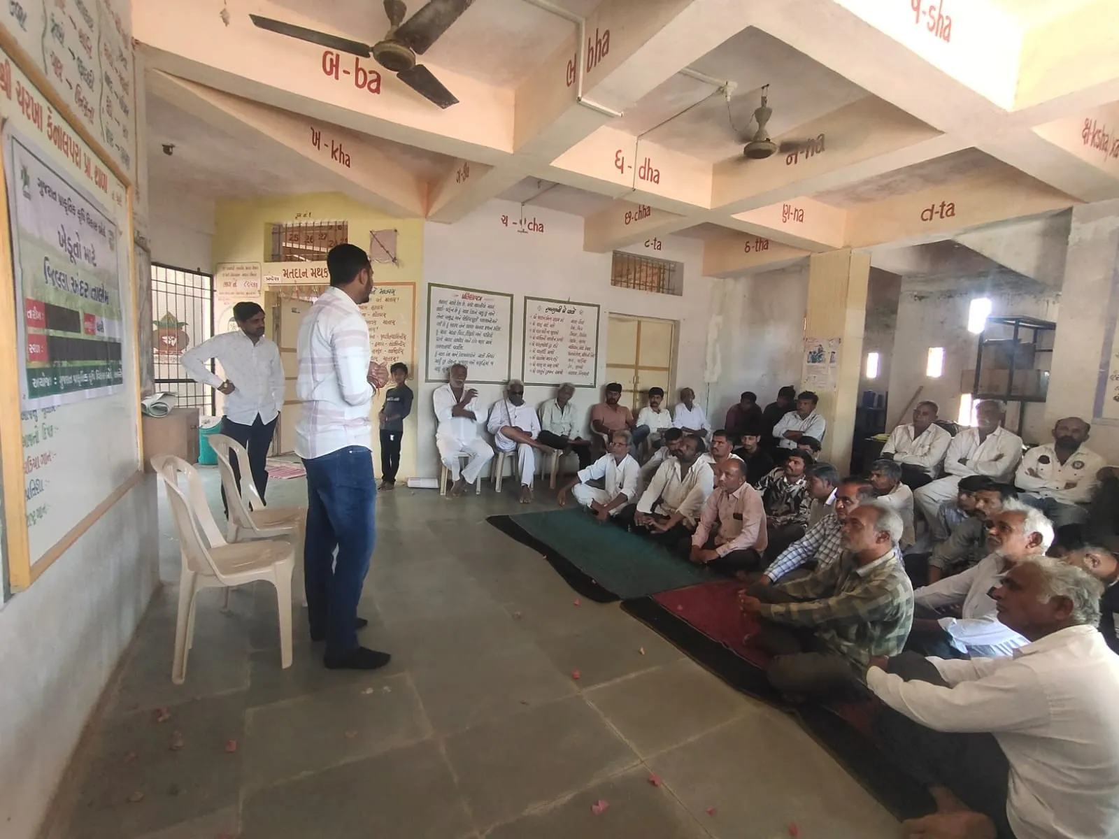 અમરેલી જિલ્લાના ધારી તાલુકામાં પ્રાકૃતિક કૃષિ અભિયાનને વેગ, નાના ચરખા અને પાણિયાદેવ ગામે ખેડૂતો માટે તાલીમ કાર્યક્રમ યોજાયો 2 Amreli Dhari Natural Farming Training Gujarat Natural Farming Board.png