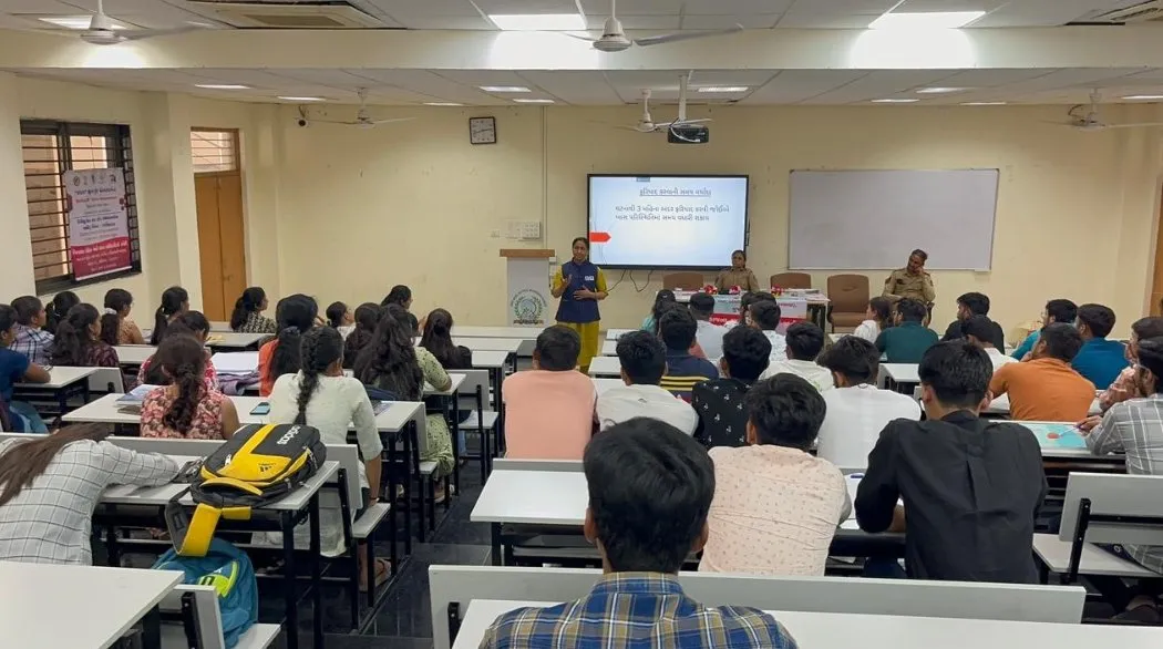ગાંધીનગરના કોલવડા આયુર્વેદિક કોલેજ ખાતે મહિલા સુરક્ષા અને સાયબર જાગૃતિ અંગે વિશેષ કાર્યક્રમ યોજાયો 3 Gandhinagar Kolvada Women Safety Cyber Awareness Program 1.jpeg
