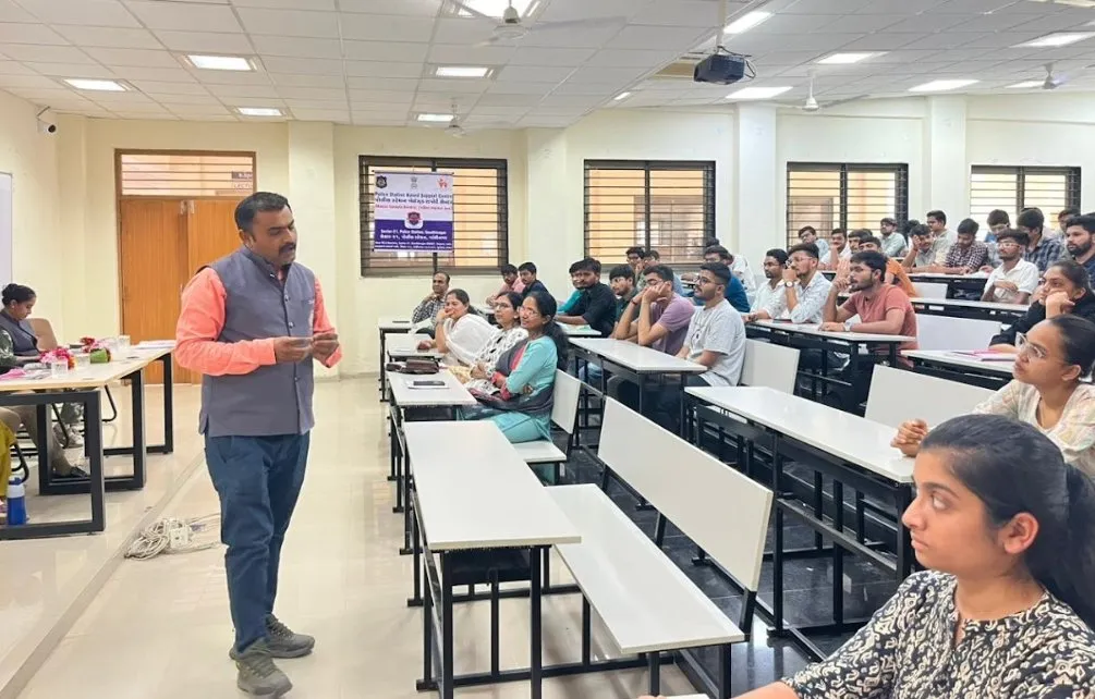 ગાંધીનગરના કોલવડા આયુર્વેદિક કોલેજ ખાતે મહિલા સુરક્ષા અને સાયબર જાગૃતિ અંગે વિશેષ કાર્યક્રમ યોજાયો 2 Gandhinagar Kolvada Women Safety Cyber Awareness Program 2.jpeg