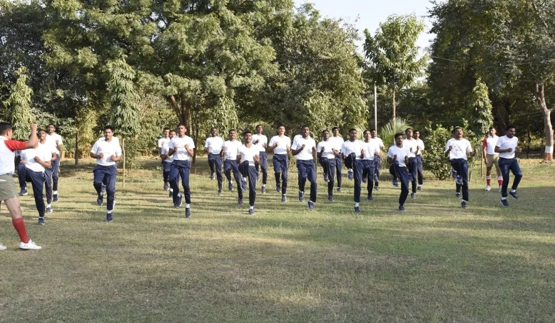 ગાંધીનગર રોજગાર કચેરી અને BSF દ્વારા યુવાનો માટે ૩૦ દિવસીય નિઃશુલ્ક તાલીમ શિબિર, સંરક્ષણ દળમાં કારકિર્દી બનાવવા સુવર્ણ તક 2 Gandhinagar BSF Free Training Camp Youth Defence Career 1.jpeg