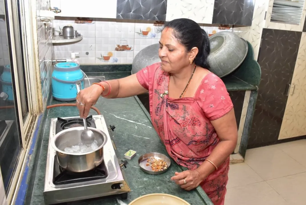 વડોદરા જિલ્લાના નર્મદપુરા ગામની નયનાબેન વાળંદે કેસૂડાના ફૂલોથી બનાવ્યા ઓર્ગેનિક સાબુ, સખી મંડળથી આત્મનિર્ભર બનવાની પ્રેરક કહાની 2 Vadodara Narmadpura Kesudo Organic Soap Women Self Help Group 1.jpeg
