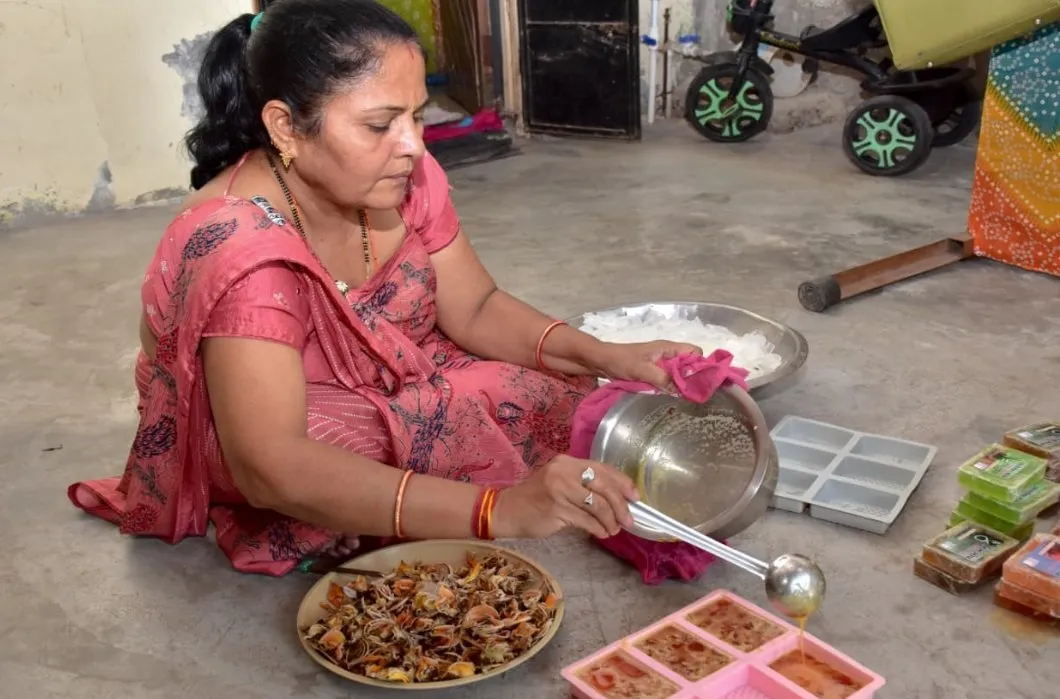 વડોદરા જિલ્લાના નર્મદપુરા ગામની નયનાબેન વાળંદે કેસૂડાના ફૂલોથી બનાવ્યા ઓર્ગેનિક સાબુ, સખી મંડળથી આત્મનિર્ભર બનવાની પ્રેરક કહાની 3 Vadodara Narmadpura Kesudo Organic Soap Women Self Help Group 2.jpeg