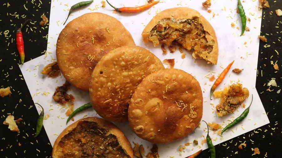 ઘરે બનાવો રાજસ્થાની સ્ટાઈલની ખસ્તા કચોરી, જાણો હલવાઈ જેવી કુરકુરી કચોરી બનાવવાનું સિક્રેટ 2 khasta.jpg