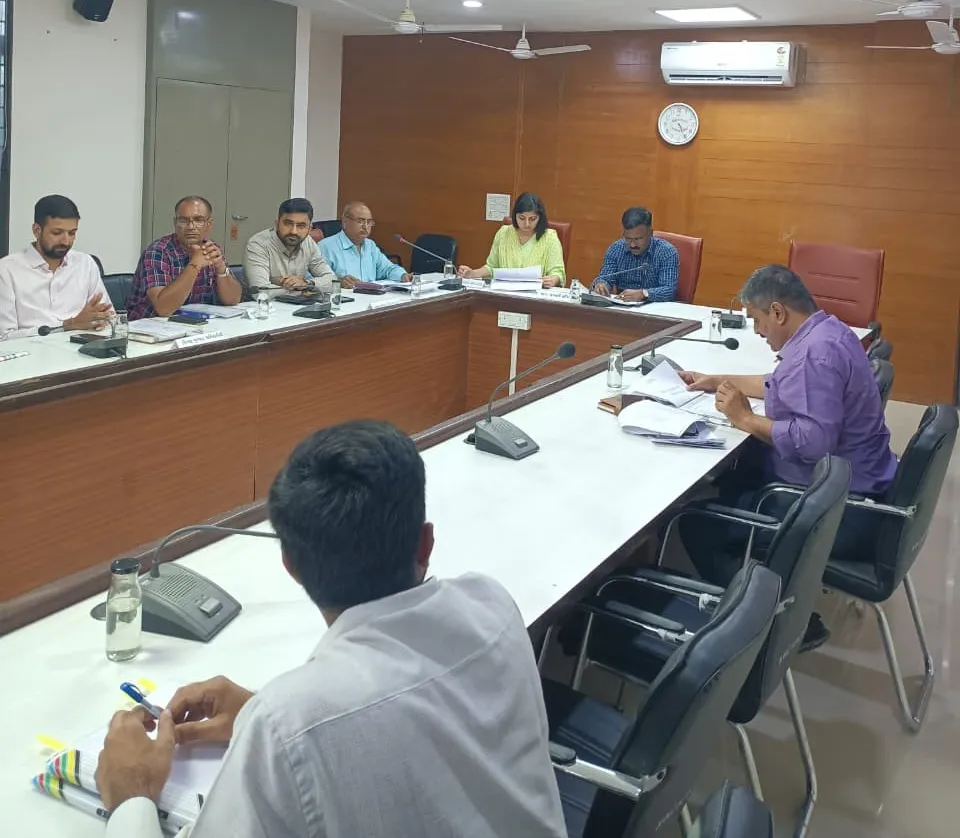 ગીર સોમનાથ જિલ્લામાં વિકાસકાર્યોની સમીક્ષા બેઠક: પ્રભારી સચિવ જેનુ દેવન દ્વારા અધિકારીઓને સમયમર્યાદામાં યોજનાઓ પૂર્ણ કરવા સૂચના 2 gir somnath development review meeting jenu devan government schemes.png