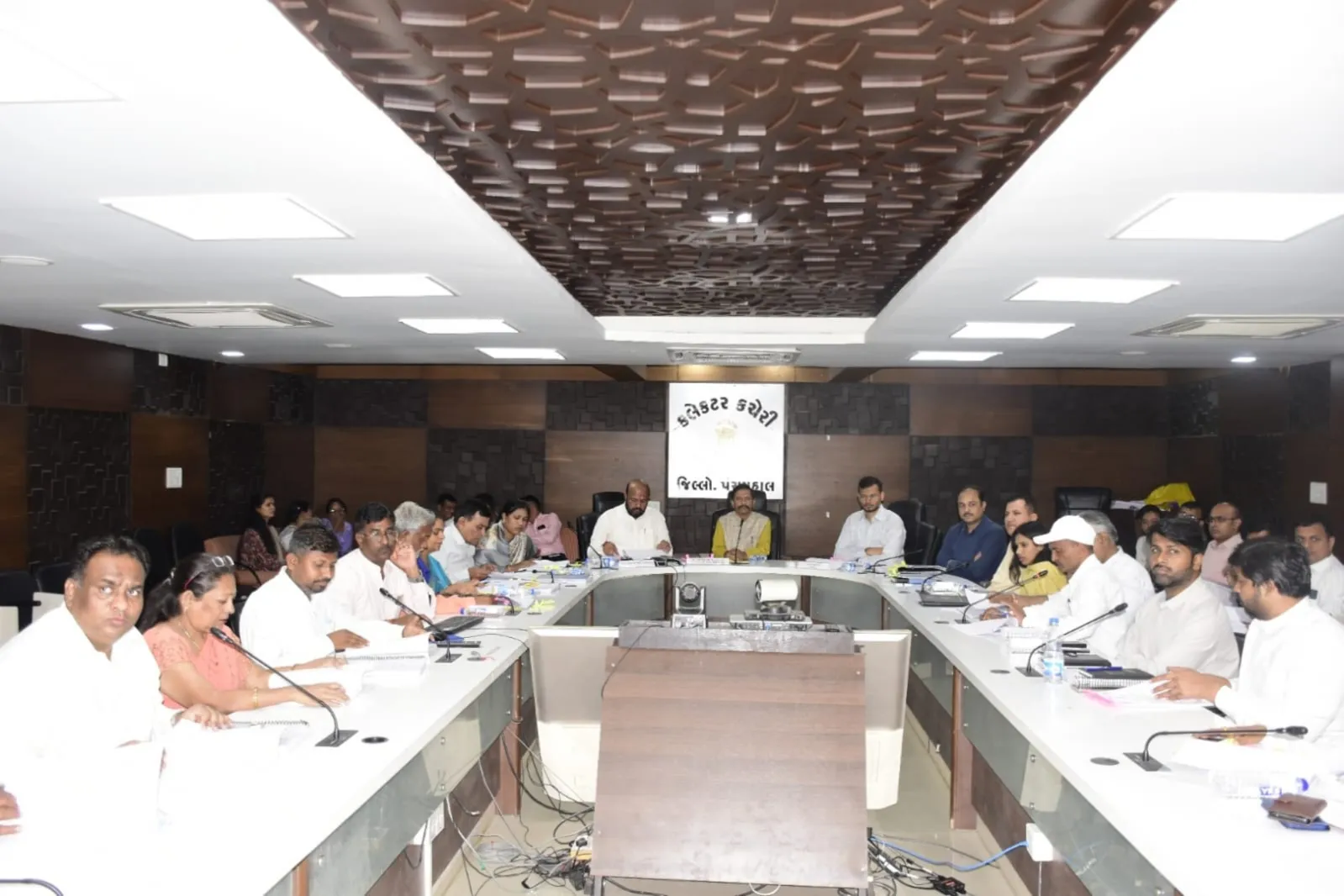 પંચમહાલ જિલ્લામાં DISHA બેઠક યોજાઈ: રસ્તા, શિક્ષણ, પાણી અને આરોગ્ય સુવિધાઓ અંગે ચર્ચા 2 panchmahal disha meeting rajpalsinh jadav district development review.png