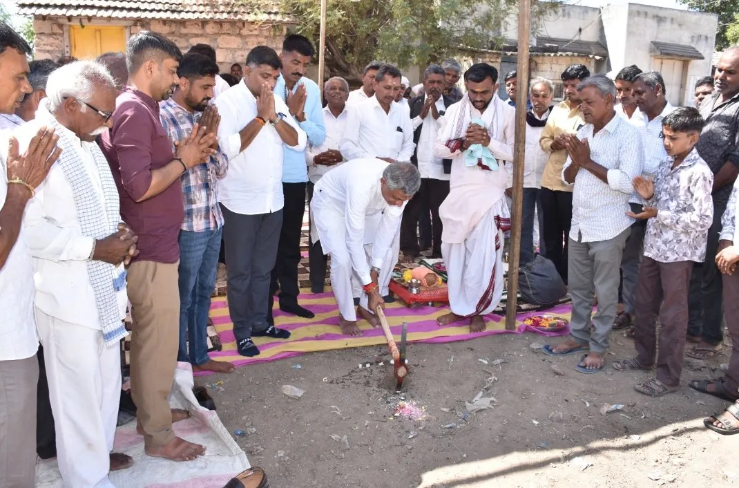 કેબિનેટ મંત્રી કુંવરજીભાઈ બાવળિયાના હસ્તે પાટિયાળી ગામે રૂ.૯૦ લાખના સુવિધાપથ સી.સી. રોડનું ખાતમુહૂર્ત 2 Patiyali CC Road Groundbreaking Vinchiya 1.jpeg