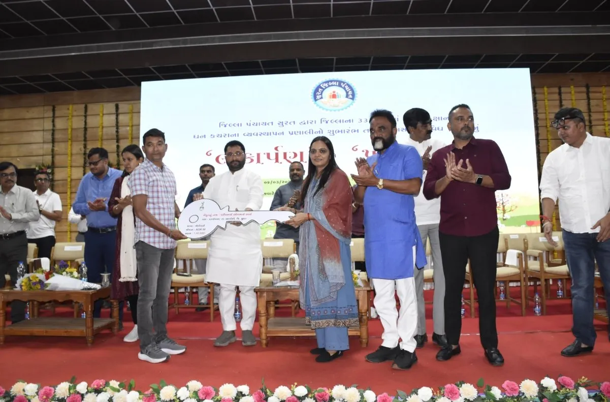 બારડોલી વિધાનસભાના ૩૩ ગામોમાં ઘન કચરા વ્યવસ્થાપન પ્રણાલીનો પ્રારંભ અને રૂ.૬.૬૭ કરોડના વિકાસકામોનું લોકાર્પણ 3 Bardoli Solid Waste Management Rural Development 1.jpeg
