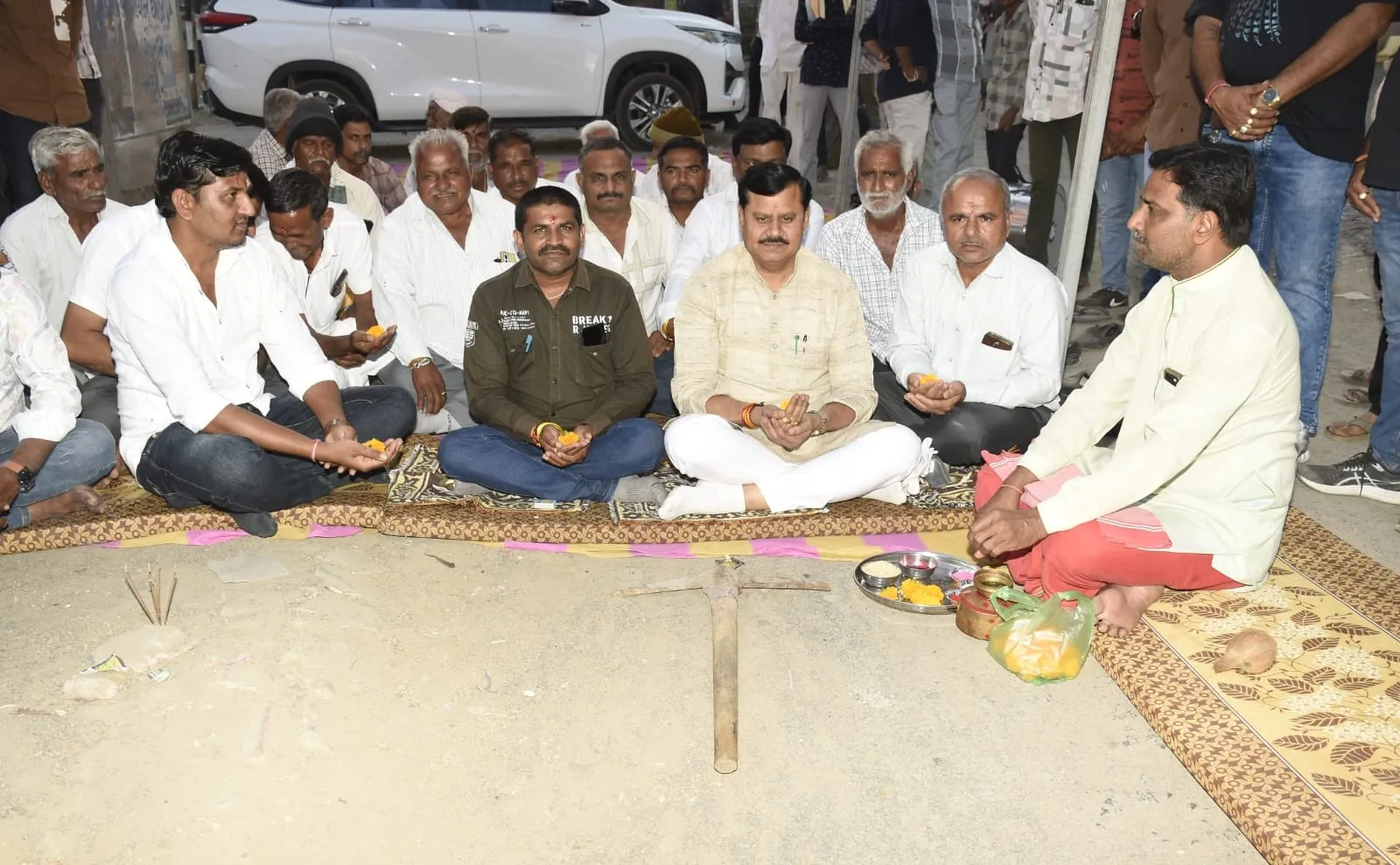 વઢવાણના ધારાસભ્ય જગદીશભાઈ મકવાણાના હસ્તે વેળાવદર અને બાળા ગામે રૂ.૫.૫૦ કરોડના માર્ગ નવીનીકરણ કામોનું ખાતમુહૂર્ત 2 Wadhwan Road Development Jagdish Makwana.png