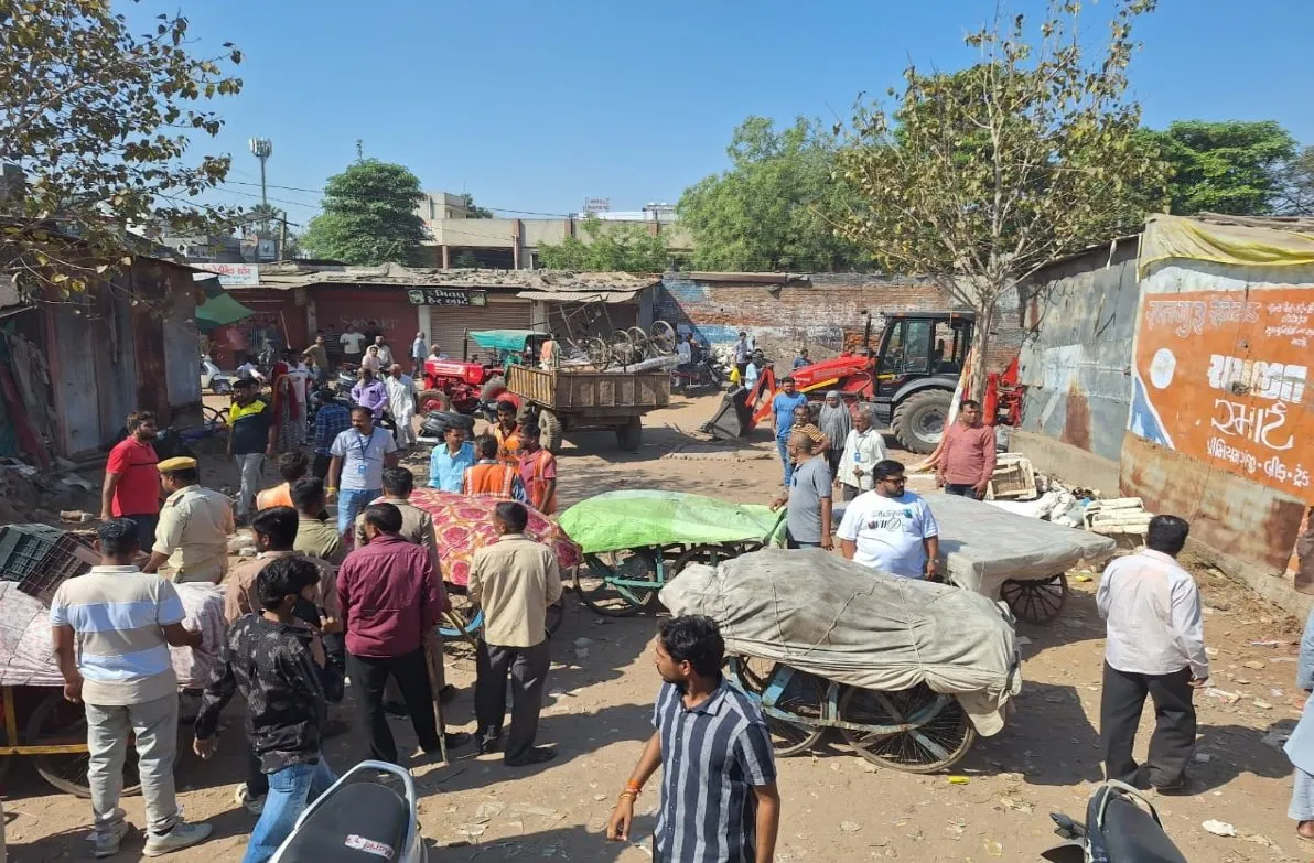 આણંદ-કરમસદ મહાનગરપાલિકાની દબાણ હટાવ ઝુંબેશ: રેલવે સ્ટેશન સામે રાજા રણછોડરાય માર્કેટની ૮૬ દુકાનો દૂર કરાઇ 3 Anand Karmasad Encroachment Removal Drive 2.jpeg