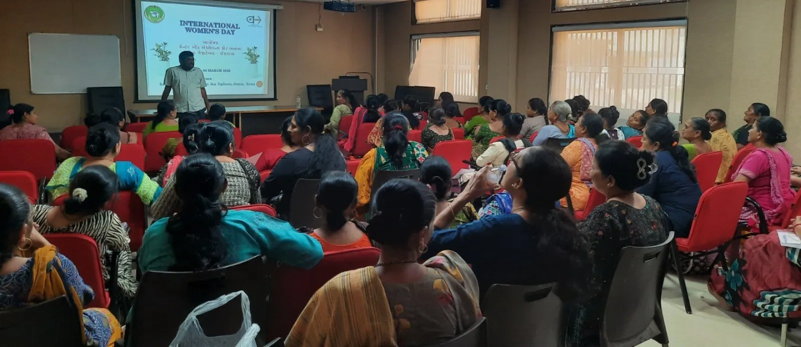 પેટલાદના ઈસરામા સેન્ટર ઓફ એક્સેલન્સ ખાતે મહિલા દિવસ નિમિત્તે અર્બન હોર્ટીકલ્ચર તાલીમ કાર્યક્રમ 2 Petlad Israma Urban Horticulture Training Women 1.png