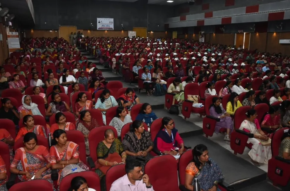 પારડીના મોરારજી દેસાઈ ઓડિટોરિયમમાં મહિલા દિવસ કાર્યક્રમ, ઉદ્યમી અને સરપંચ મહિલાઓનું સન્માન 2 Valsad Pardi International Womens Day Women Felicitation Program.jpeg