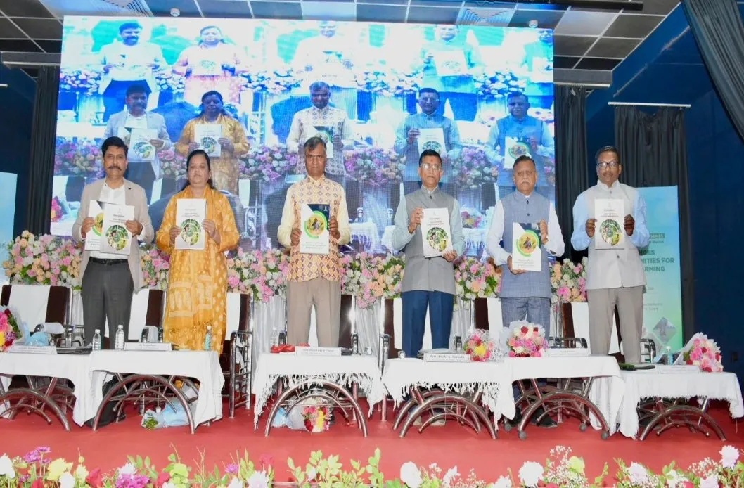 ભુજમાં પ્રાકૃતિક ખેતી પર બે દિવસીય રાષ્ટ્રીય વર્કશોપનો રાજ્યપાલ આચાર્ય દેવવ્રતજીના હસ્તે પ્રારંભ 2 Bhuj Natural Farming National Workshop Acharya Devvrat 1.jpeg