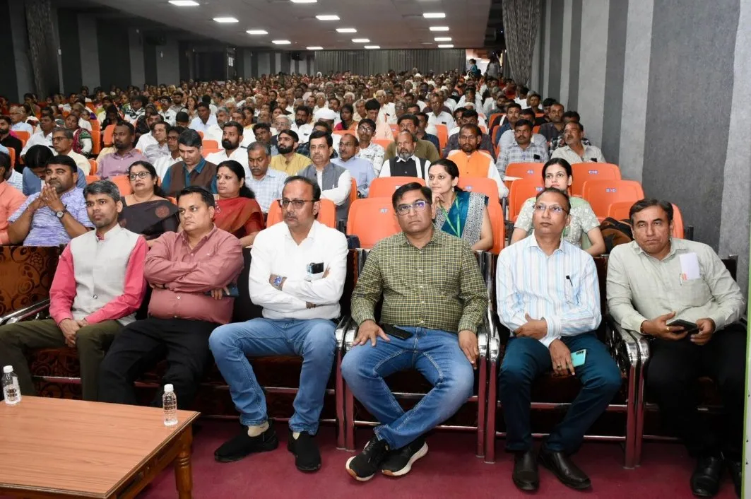 ભુજમાં પ્રાકૃતિક ખેતી પર બે દિવસીય રાષ્ટ્રીય વર્કશોપનો રાજ્યપાલ આચાર્ય દેવવ્રતજીના હસ્તે પ્રારંભ 3 Bhuj Natural Farming National Workshop Acharya Devvrat 2.jpeg