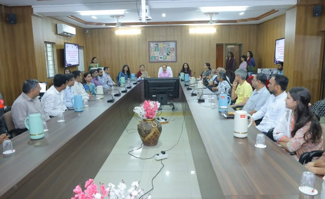 રાજકોટ પોસ્ટલ રીજીયન દ્વારા આંતરરાષ્ટ્રીય મહિલા દિવસ નિમિત્તે મહિલા પોસ્ટકર્મીઓનું સન્માન અને સ્પેશિયલ કેન્સલેશનનું વિમોચન 3 Rajkot Postal Region International Womens Day Special Cancellation 2026 1.jpeg