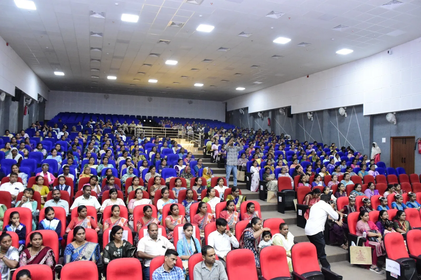 વ્યારા ખાતે પદ્મશ્રી રમીલાબેન ગામીતના અધ્યક્ષસ્થાને મહિલા સંમેલન, મહિલા સશક્તિકરણનો સંદેશ 3 Vyara Women Conference Padmashri Ramilaben Gamit 2.png