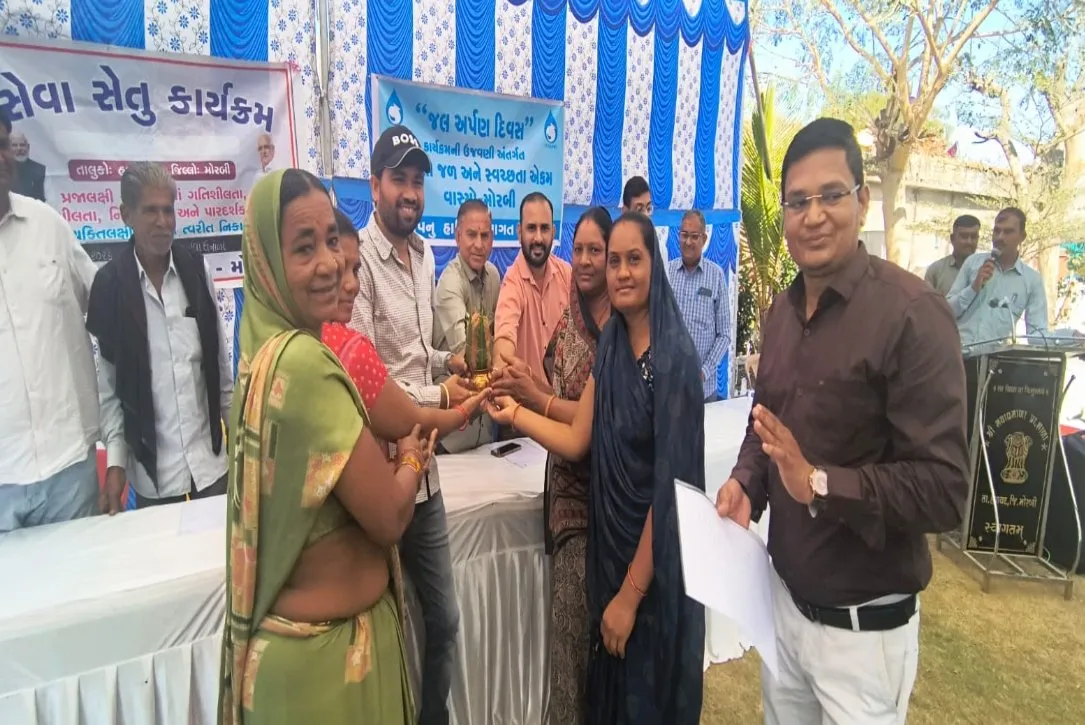 મોરબી જિલ્લાના ઘનશ્યામનગર ગામે જલ અર્પણ દિવસ, સેવા સેતુ અને આરોગ્ય કેમ્પ સાથે ત્રિવિધ કાર્યક્રમ યોજાયો 2 morbi halvad ghanshyamnagar jal arpan seva setu health camp 1.jpeg
