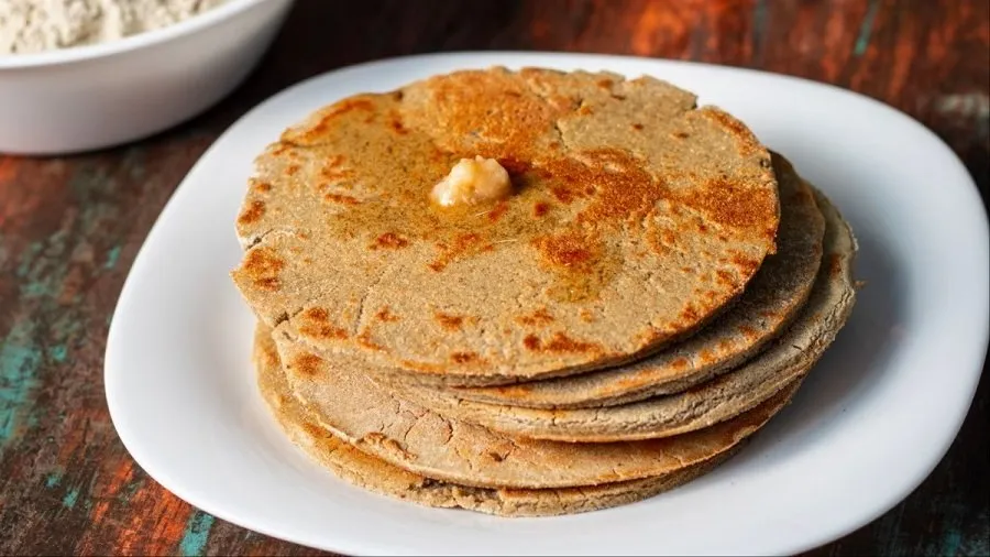 રોટલી ખાઈને કંટાળ્યા છો? ઘઉંના લોટમાંથી બનાવો બિસ્કિટ જેવી ક્રિસ્પી 'ભાખરી' 2 Bhakri