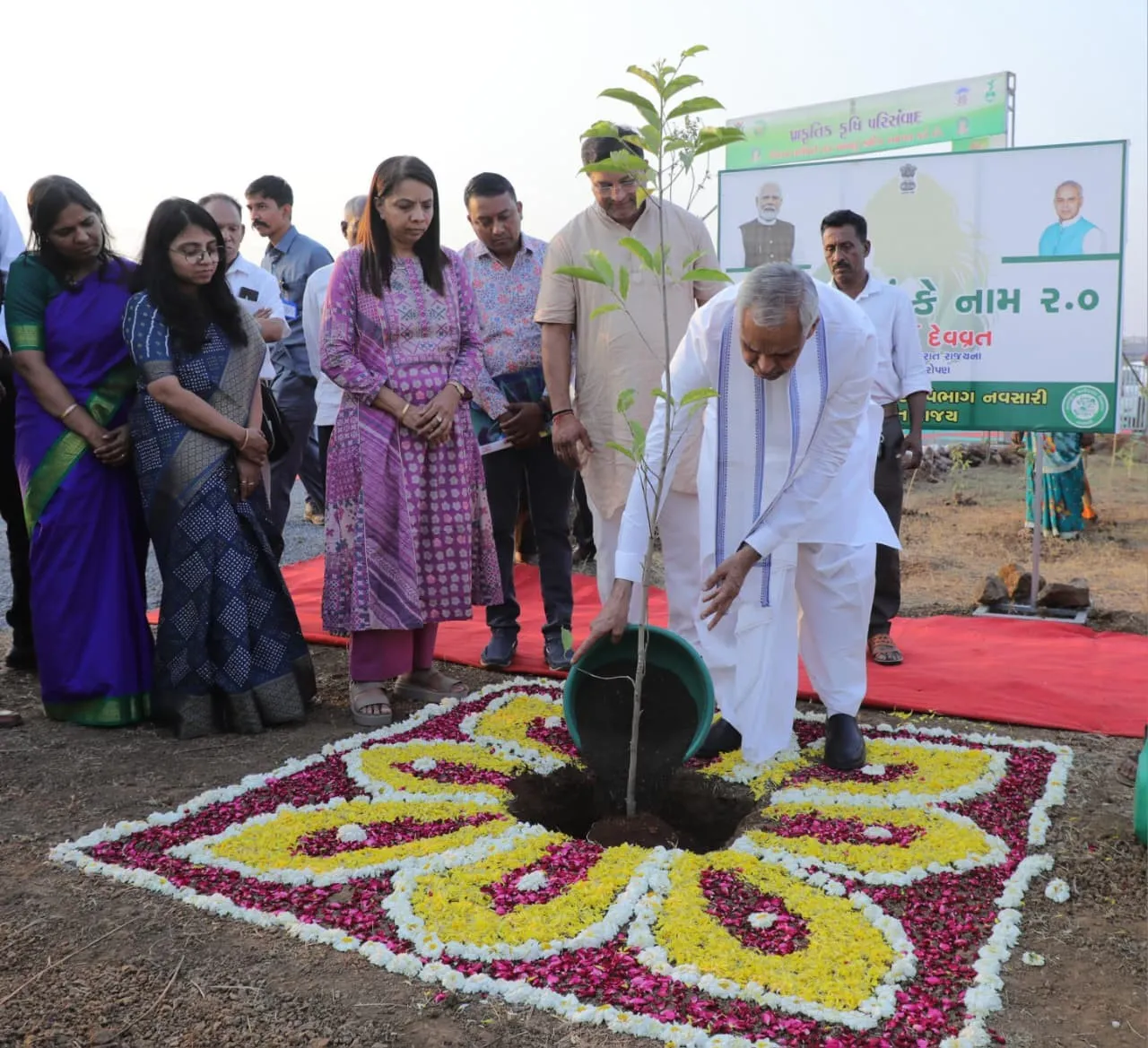 નવસારી જિલ્લાના રૂમલા ગામે રાજ્યપાલ આચાર્ય દેવવ્રતજીનું વૃક્ષારોપણ અને સ્વચ્છતા અભિયાનમાં પ્રેરણાદાયી સહભાગ 2 rumla navsari governor acharya devvrat tree plantation cleanliness drive 2.png