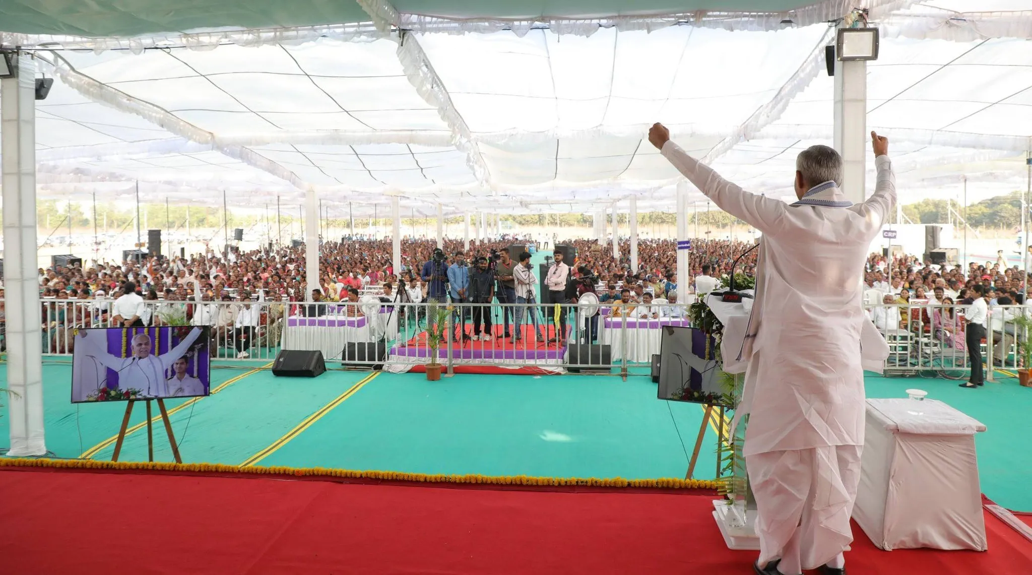 નવસારી જિલ્લાના રૂમલા ખાતે પ્રાકૃતિક ખેતી પરિસંવાદમાં રાજ્યપાલ આચાર્ય દેવવ્રતજીનો ખેડૂતોને ઝેરમુક્ત ખેતીનો સંદેશ 4 navsari rumla natural farming seminar governor acharya devvrat 1.png