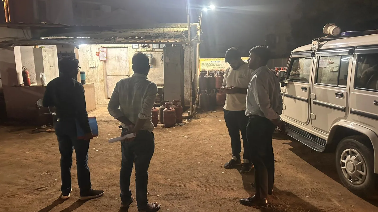 પંચમહાલમાં ગેસ સંગ્રહખોરી સામે પુરવઠા વિભાગની કડક કાર્યવાહી, ગોધરાની ઘનશ્યામ ગેસ એજન્સીમાંથી બિનહિસાબી બોટલો સીઝ 2 panchmahal godhra gas cylinder hoarding raid supply department.png
