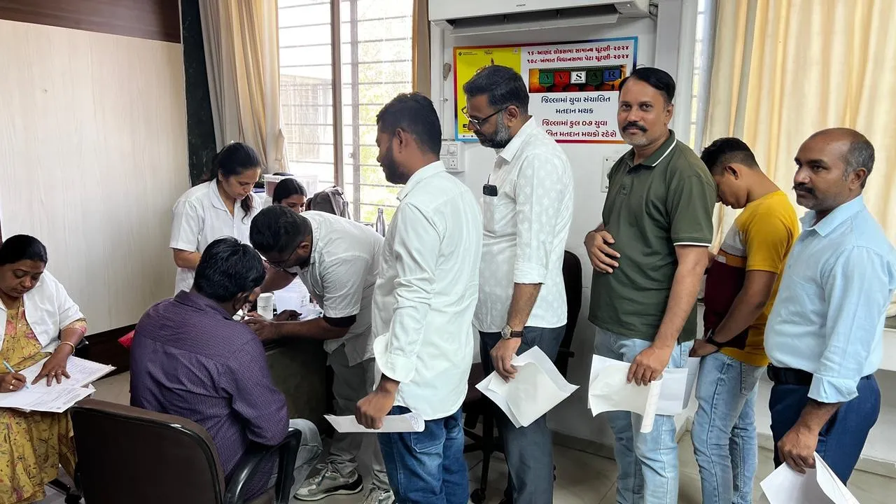 આણંદ કલેક્ટર કચેરીમાં અધિકારીઓ અને કર્મચારીઓ માટે આરોગ્ય તપાસ કેમ્પ યોજાયો 2 anand collector office health checkup camp employees 1.png